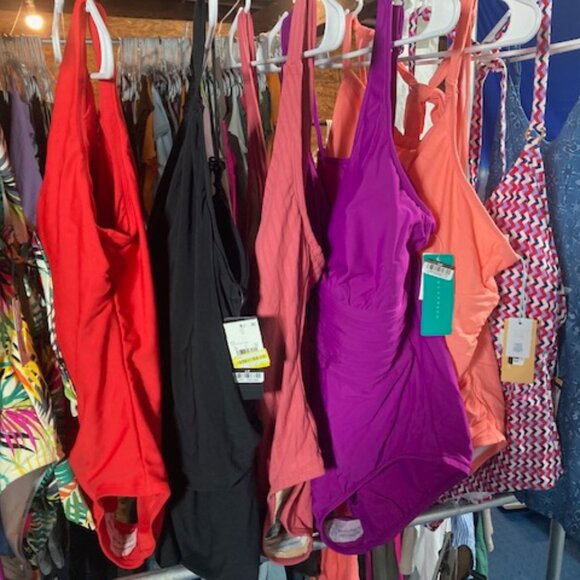 6 bathing suits for $14 curated. GIVEYS WITH BUNDLE - Picture 3 of 7